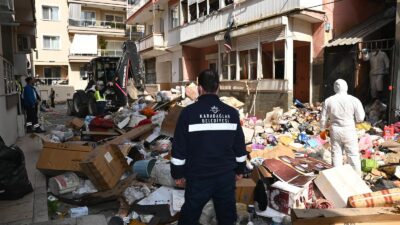 Karabağlar'da çöp ev operasyonu! Gülyaka Mahallesi'ndeki evden 12 kamyon atık