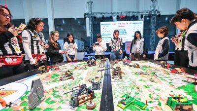 LEGO Robot Turnuvası İzmir'de başladı! 21 şehirden 74 takım dünya