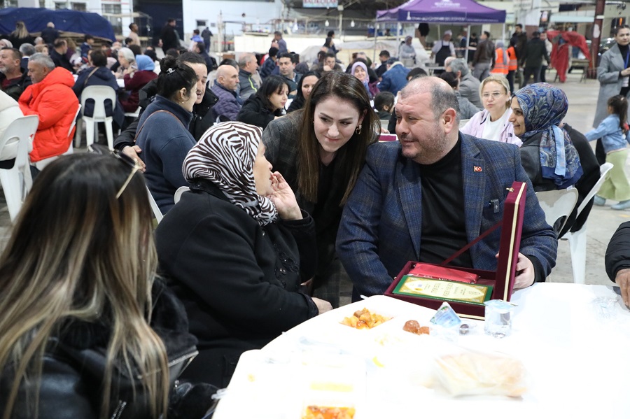 Menderes iftar yemeği binlerce vatandaşın katılımıyla şehitlerin anısına düzenlendi! Başkan