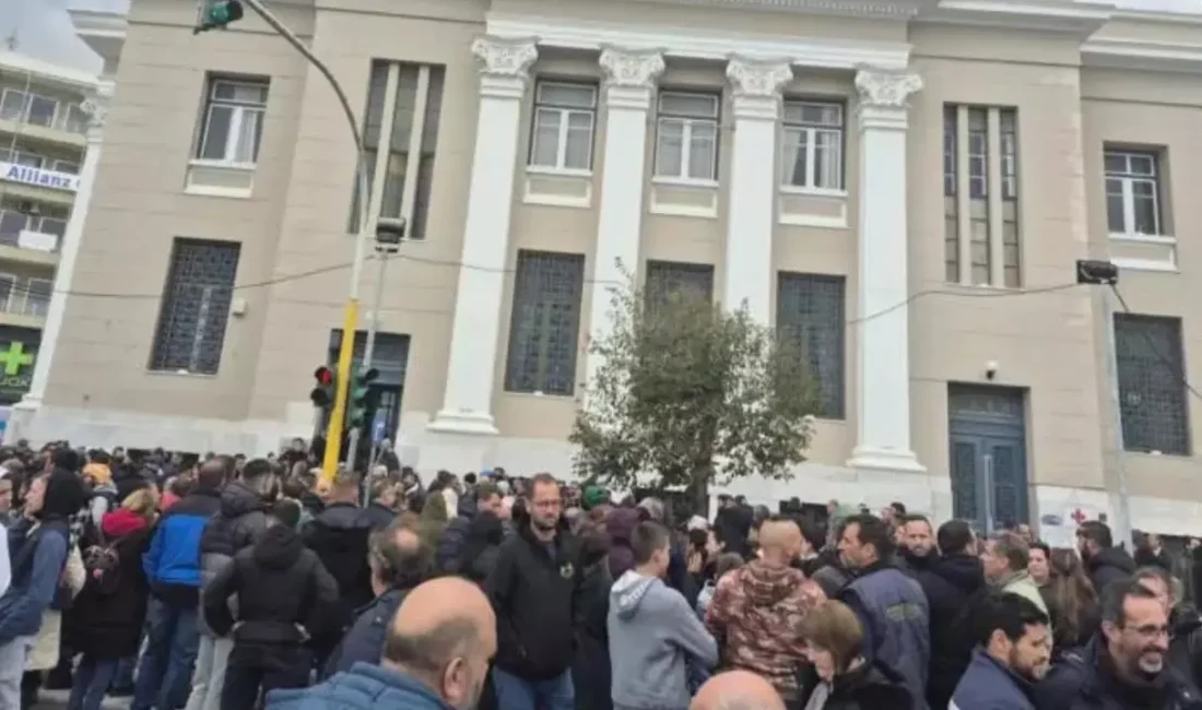 Midilli Limanı eylemi nedeniyle Türk yolcular 3 saat mahsur kaldı!