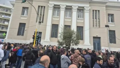 Midilli Limanı eylemi nedeniyle Türk yolcular 3 saat mahsur kaldı!