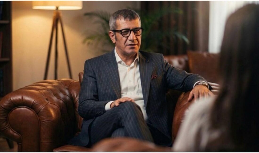 Prof. Dr. Kürşat Şahin Yıldırımer: “Sosyal medya çağında gençler kimlik baskısı altında” Prof. Dr. Kürşat Şahin Yıldırımer'den şok uyarı! Gençlerde kimlik karmaşası,