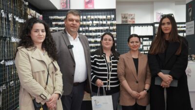Seferihisar Belediyesi 8 Mart'ı atölyeler, sergiler ve esnaf ziyaretleriyle kutladı.