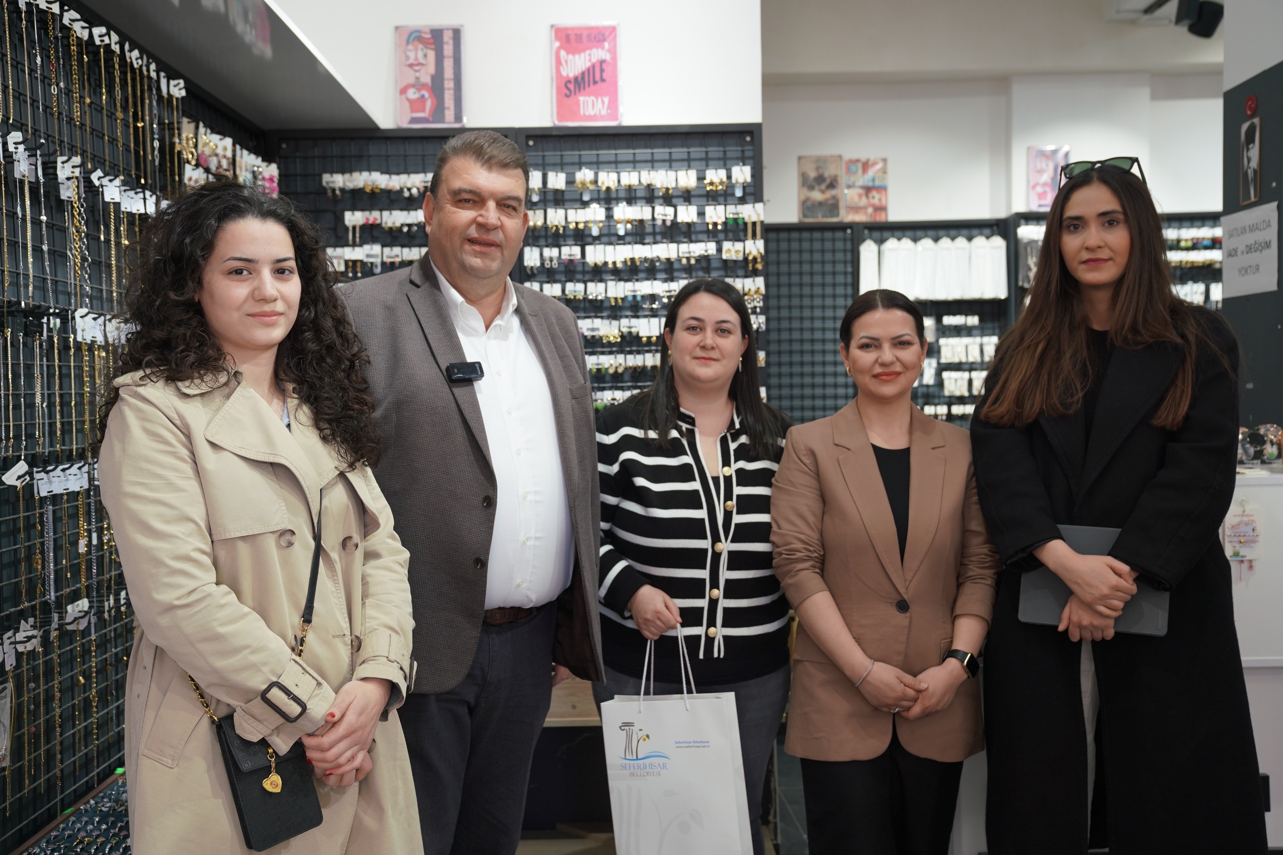 Seferihisar Belediyesi 8 Mart'ı atölyeler, sergiler ve esnaf ziyaretleriyle kutladı.