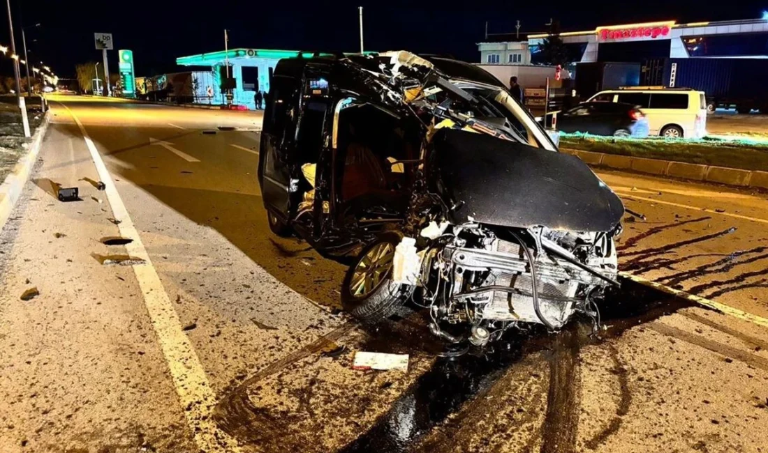 Afyonkarahisar'da tır ile hafif ticari aracın çarpıştığı feci kazada 23