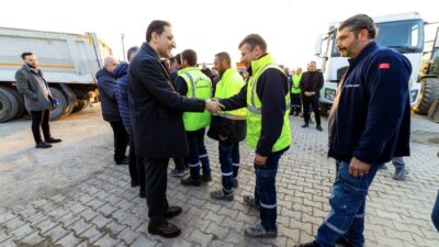 Balçova Belediye Başkanı Onur Yiğit, arefe günü mesai arkadaşlarıyla bir