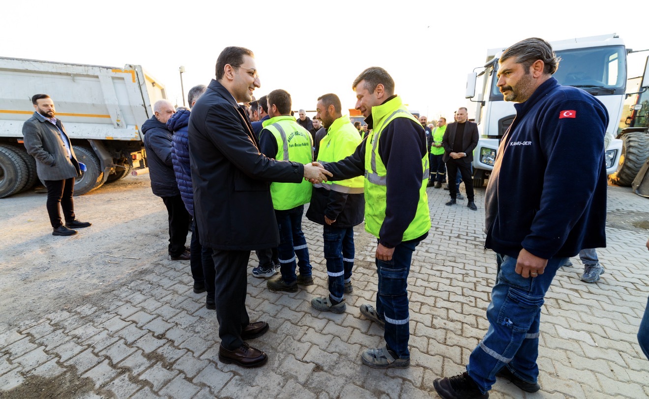 Balçova Belediye Başkanı Onur Yiğit, arefe günü mesai arkadaşlarıyla bir
