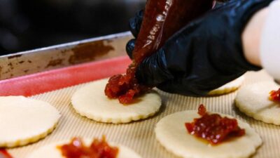 Balçova Belediyesi parklardaki zeytin ve turunçları işleyerek ihtiyaç sahiplerinin sofrasına