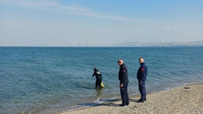 İzmir Balçova İnciraltı sahilinde kaçak kum midyesi toplayan 3 şüpheli,
