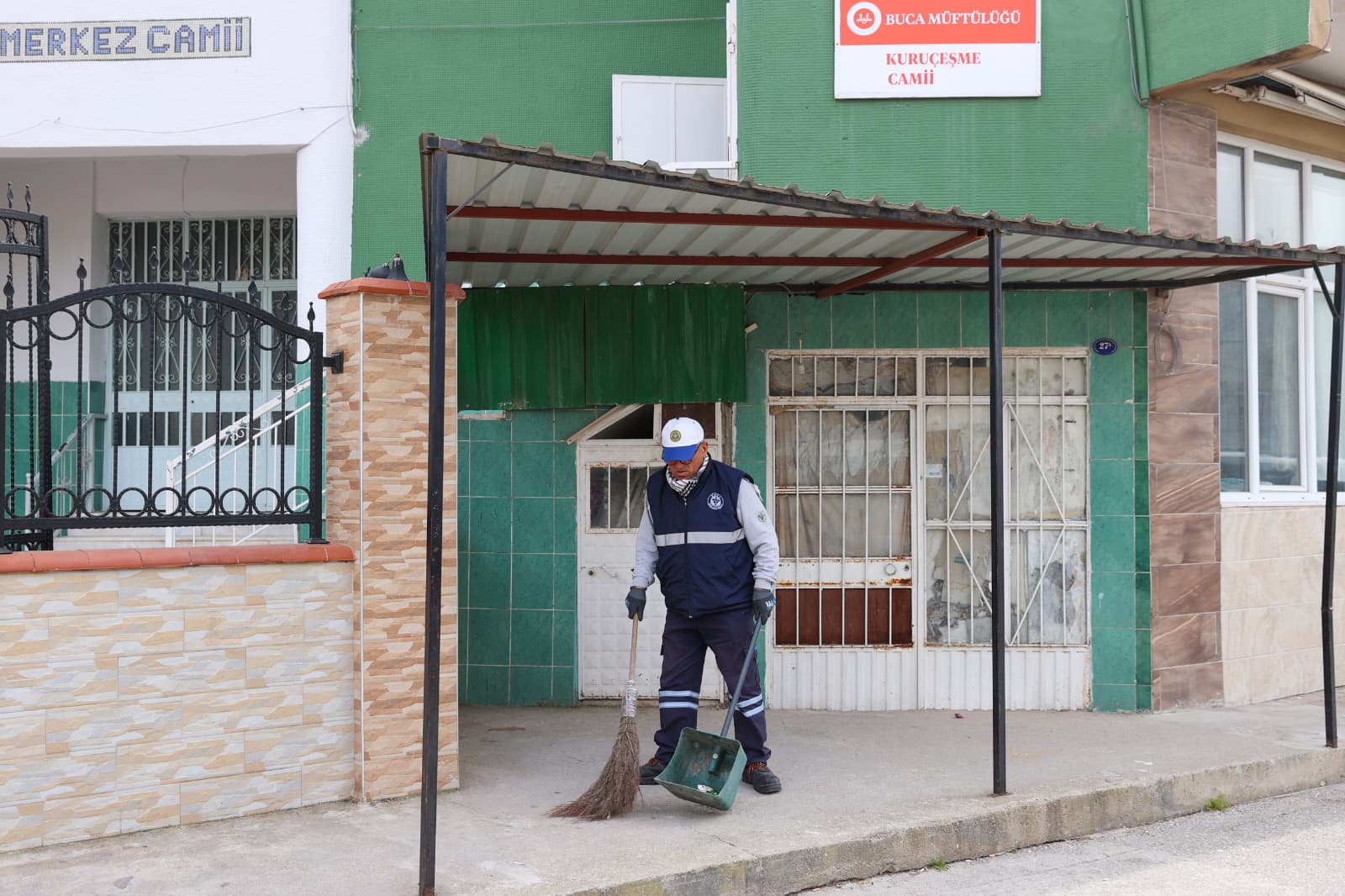 Buca Belediyesi, Ramazan Bayramı öncesinde ilçedeki cami ve cemevlerinde temizlik