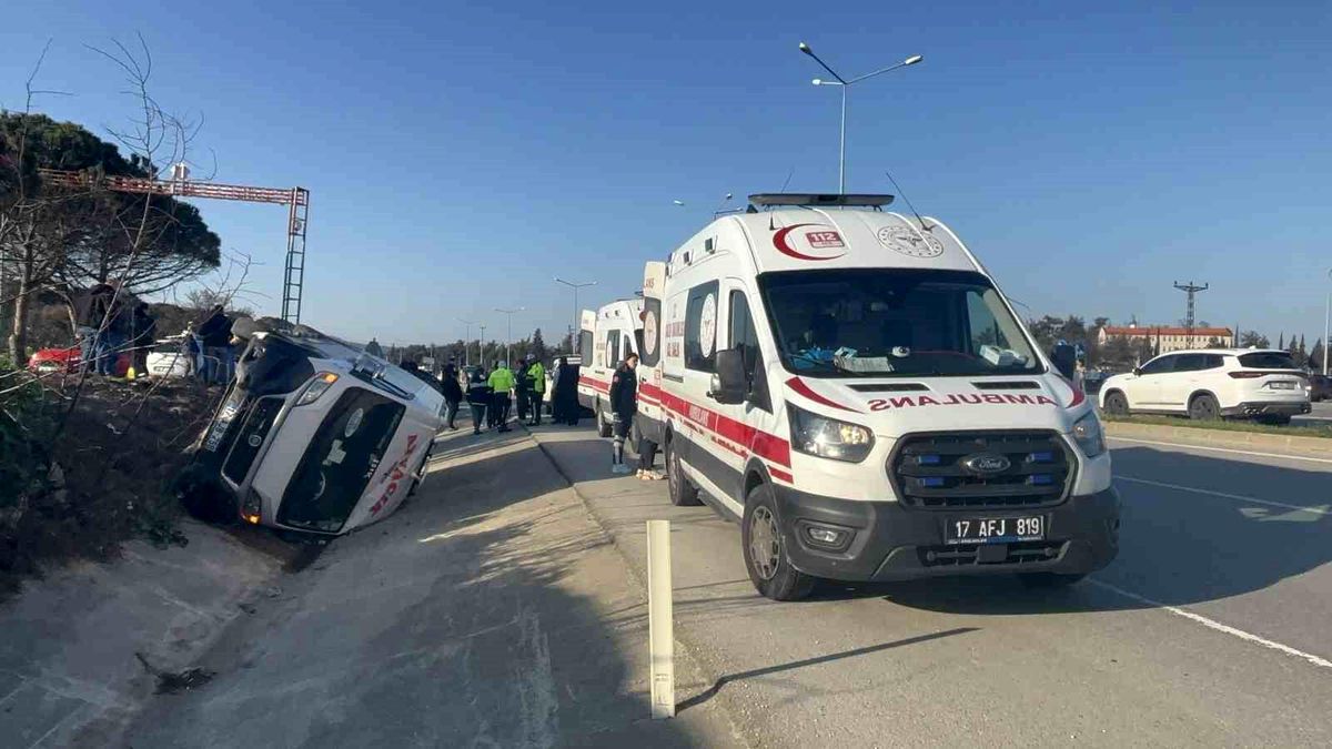 Çanakkale İzmir Karayolu'nda minibüs ve otomobil çarpıştı: 8 yaralı hastaneye