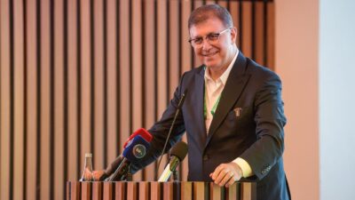 Cemil Tugay, Dünya Sağlık Örgütü Siyasi Komitesi’ne seçilerek İzmir’i Avrupa’da