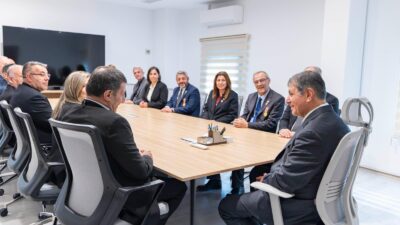 Başkan Cemil Tugay, 18 Mart Şehitleri Anma Günü'nde şehit aileleri