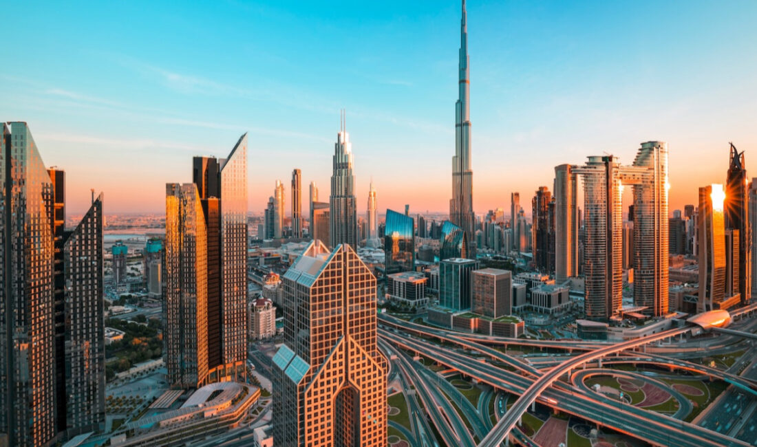 İran saldırıları sonrası Dubai'deki finans devleri ofisleri boşaltarak tamamen uzaktan