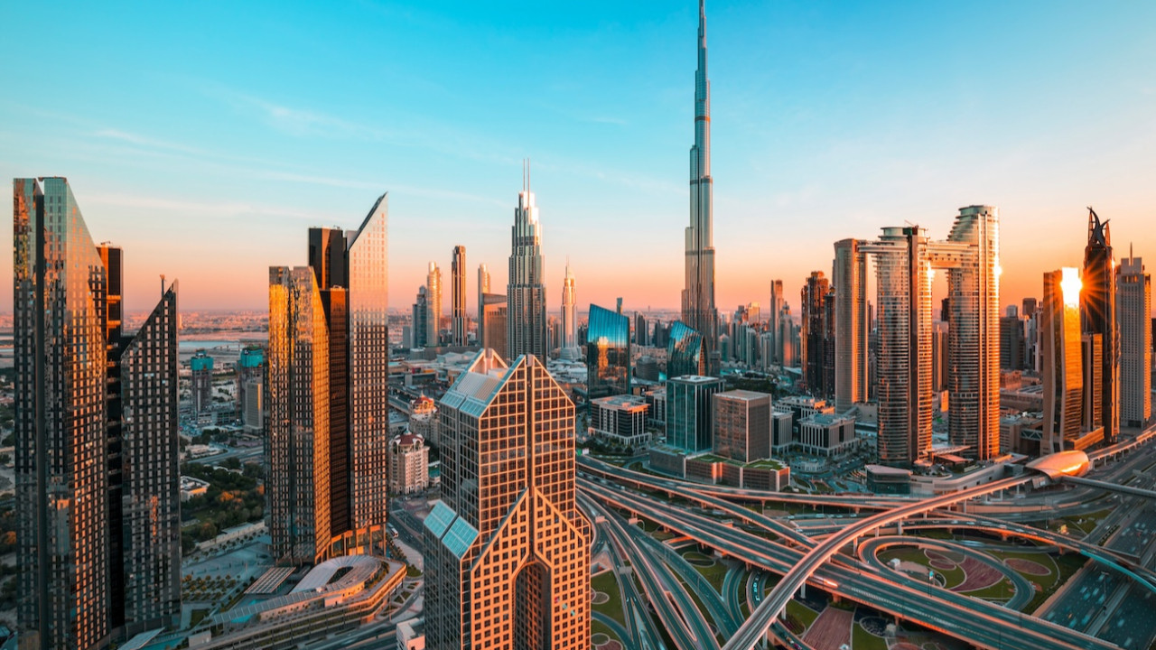 İran saldırıları sonrası Dubai'deki finans devleri ofisleri boşaltarak tamamen uzaktan