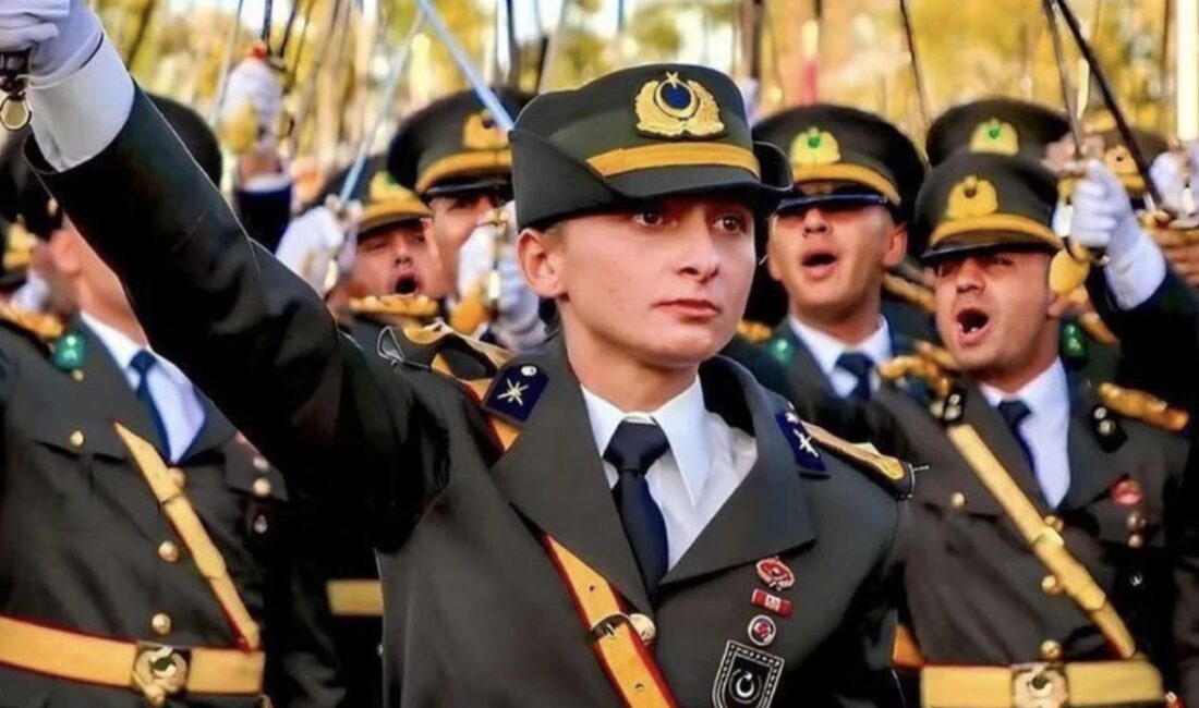 Teğmen Ebru Eroğlu'nun ihraç davası reddedilirken, binbaşı komutanı göreve iade