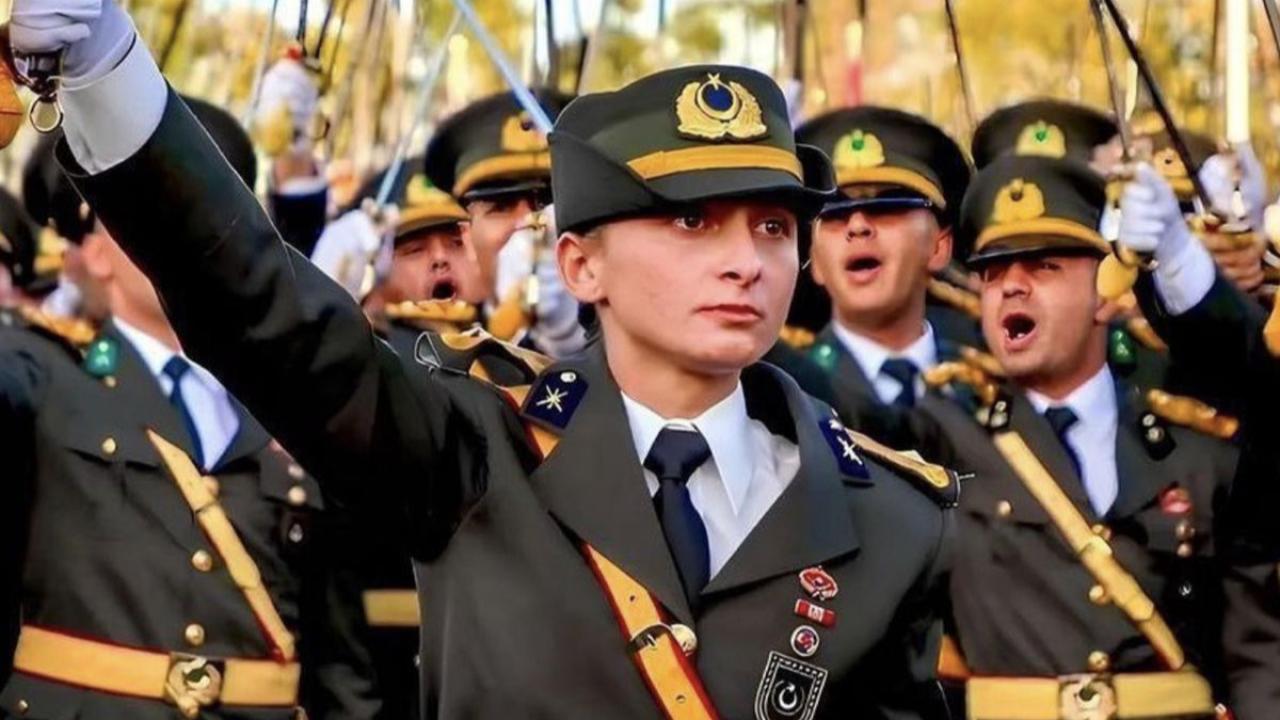 Teğmen Ebru Eroğlu'nun ihraç davası reddedilirken, binbaşı komutanı göreve iade