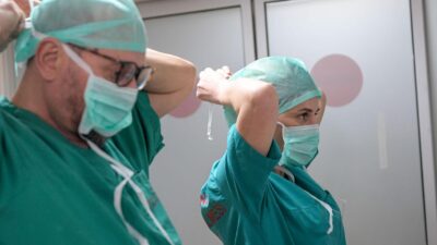 Eşrefpaşa Hastanesi'nde doğan sağlıkçılar, yıllar sonra doğdukları yerde göreve başlayarak