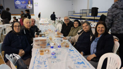 Foça Belediyesi'nin Bağarası iftar sofrasında yüzlerce vatandaş bir araya gelerek