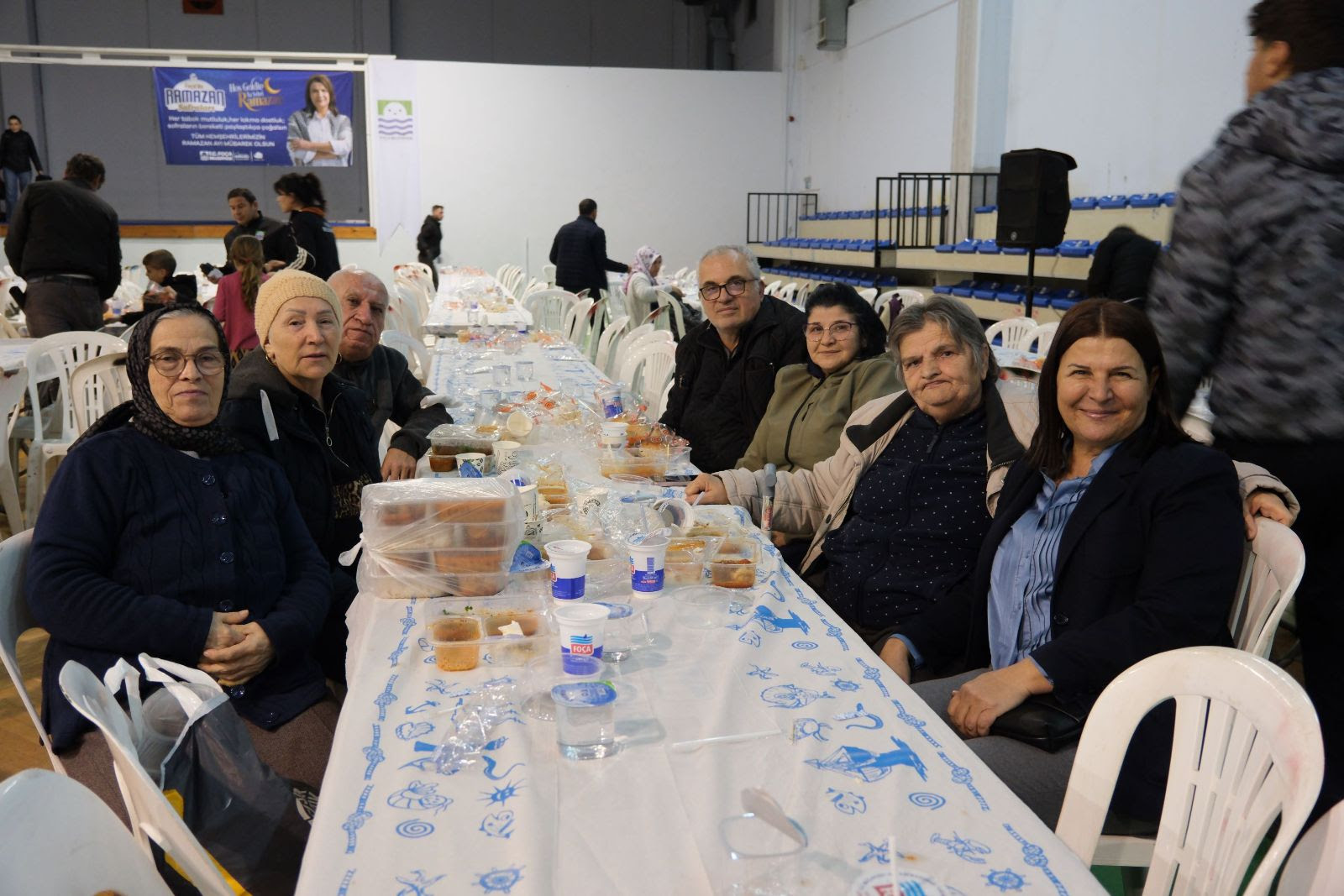 Foça Belediyesi'nin Bağarası iftar sofrasında yüzlerce vatandaş bir araya gelerek