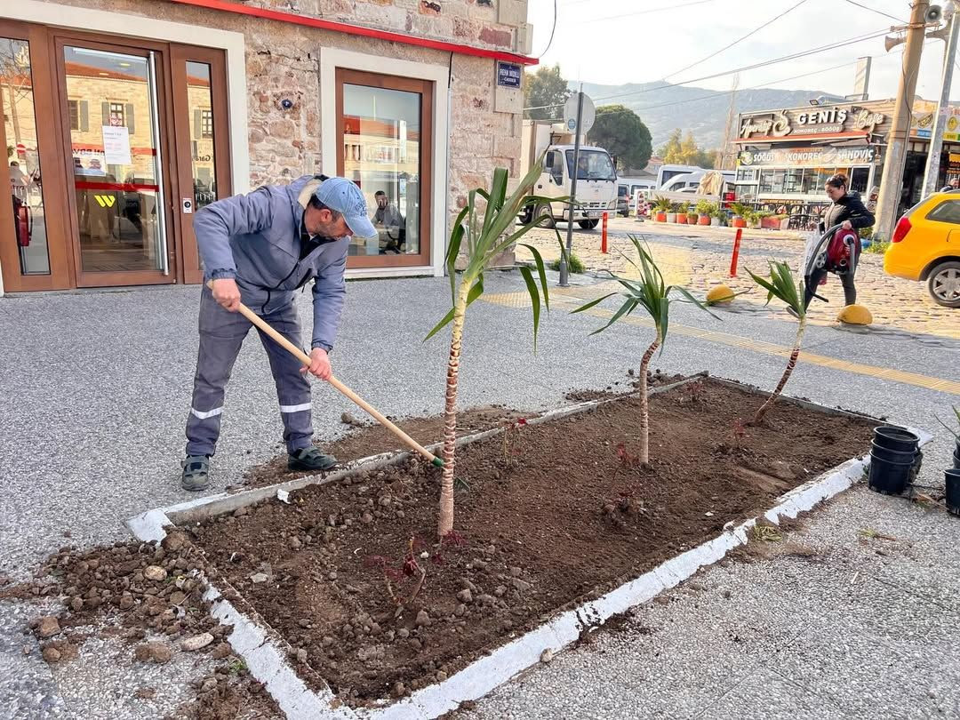 Foça Belediyesi ilçe genelinde başlattığı estetik çalışmalarıyla kentin çehresini modern