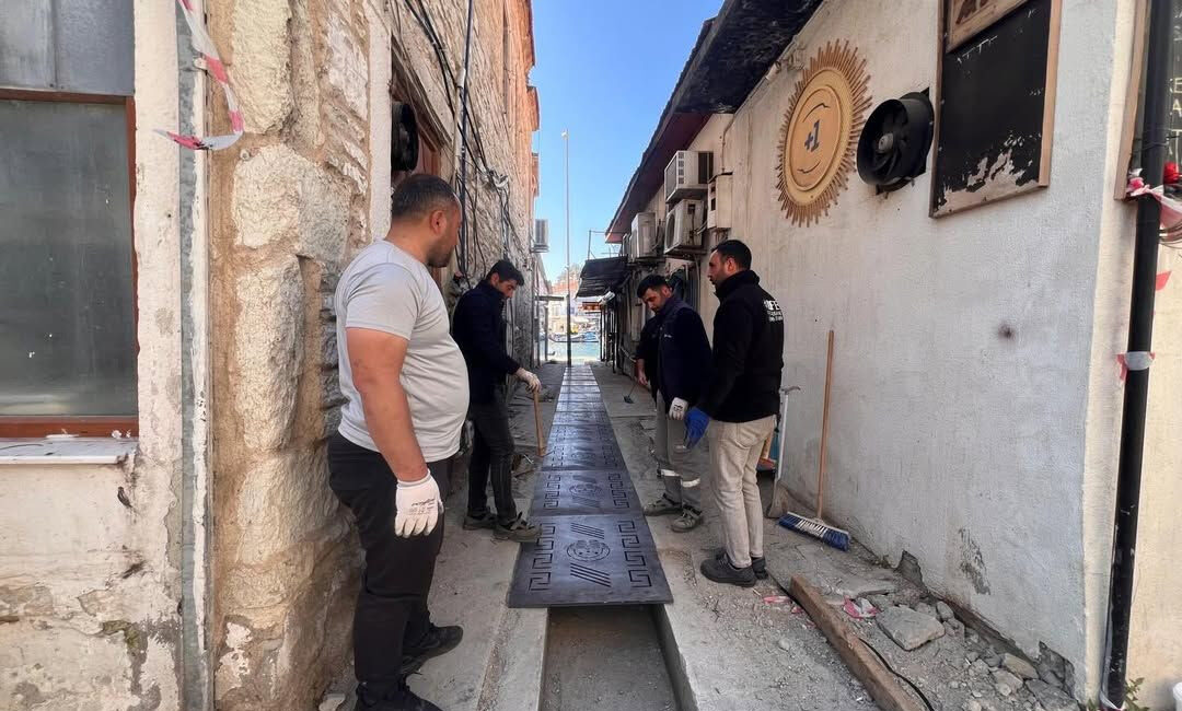 Foça Belediyesi çarşıdaki su birikintilerini önlemek için tahliye kanalını tamamladı.