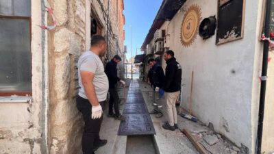 Foça Belediyesi çarşıdaki su birikintilerini önlemek için tahliye kanalını tamamladı.