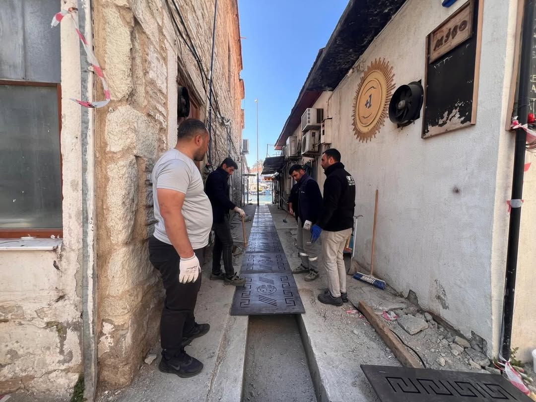 Foça Belediyesi çarşıdaki su birikintilerini önlemek için tahliye kanalını tamamladı.