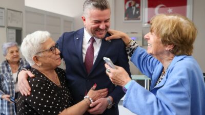 Buca Belediye Başkanı Görkem Duman huzurevi sakinlerini ziyaret ederek bayramın