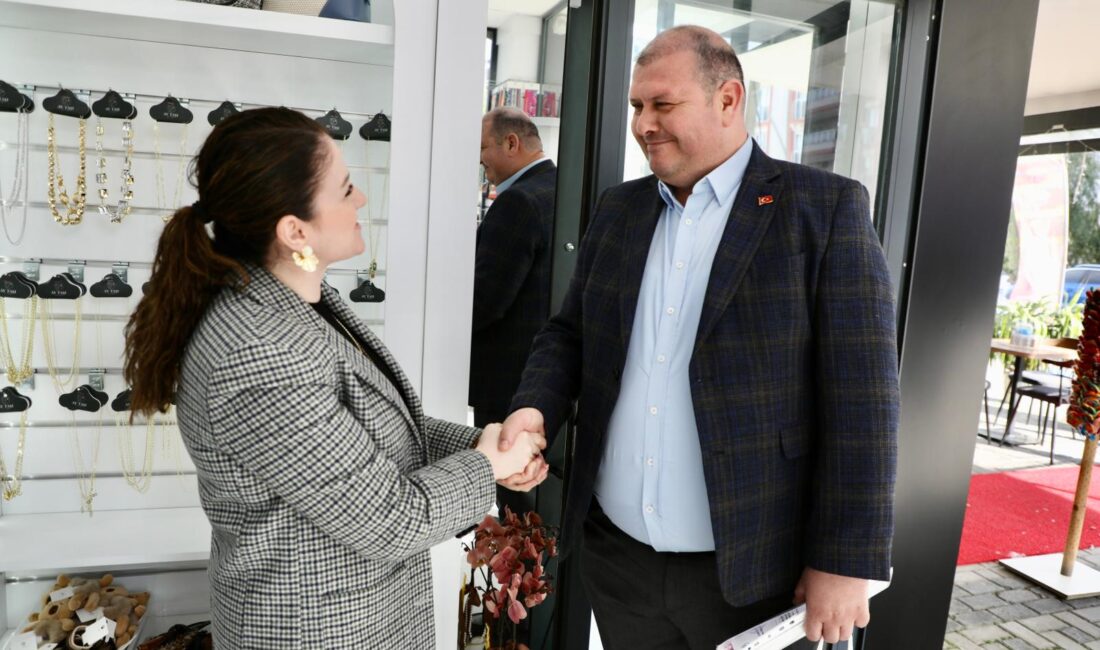 Başkan İlkay Çiçek, eşi Melek Çiçek’in yeni işletmesinin ruhsatını sürpriz
