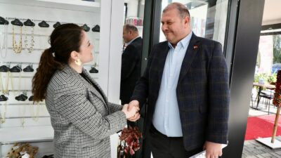 Başkan İlkay Çiçek, eşi Melek Çiçek’in yeni işletmesinin ruhsatını sürpriz