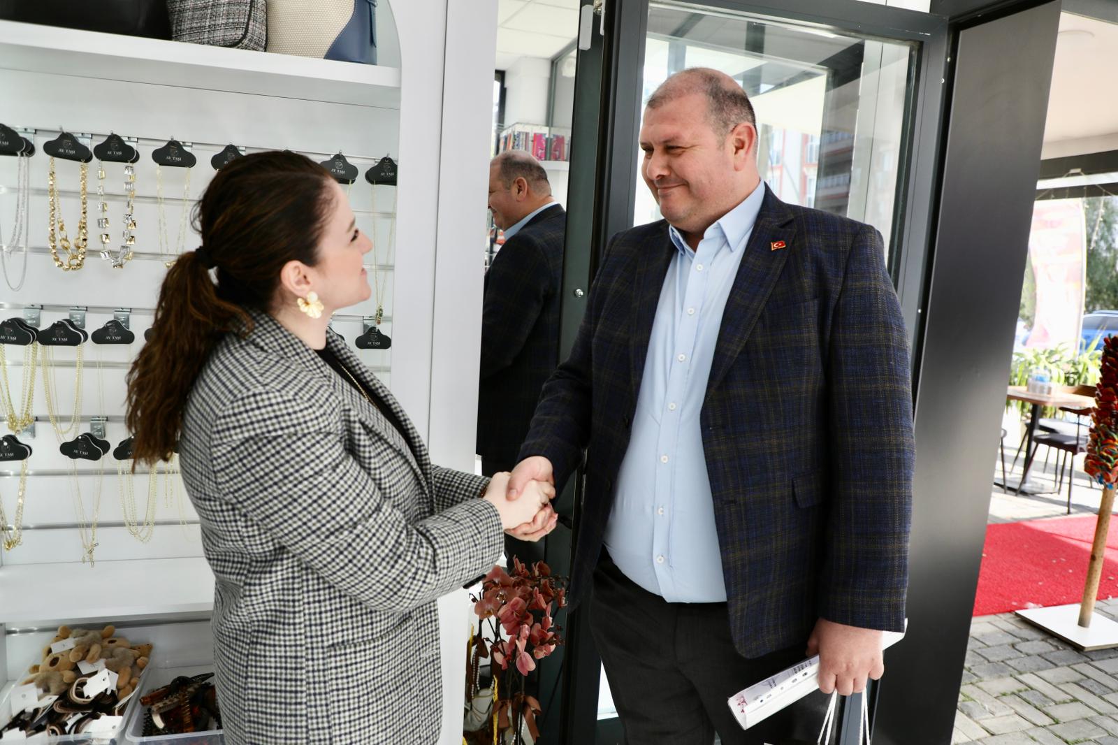 Başkan İlkay Çiçek, eşi Melek Çiçek’in yeni işletmesinin ruhsatını sürpriz