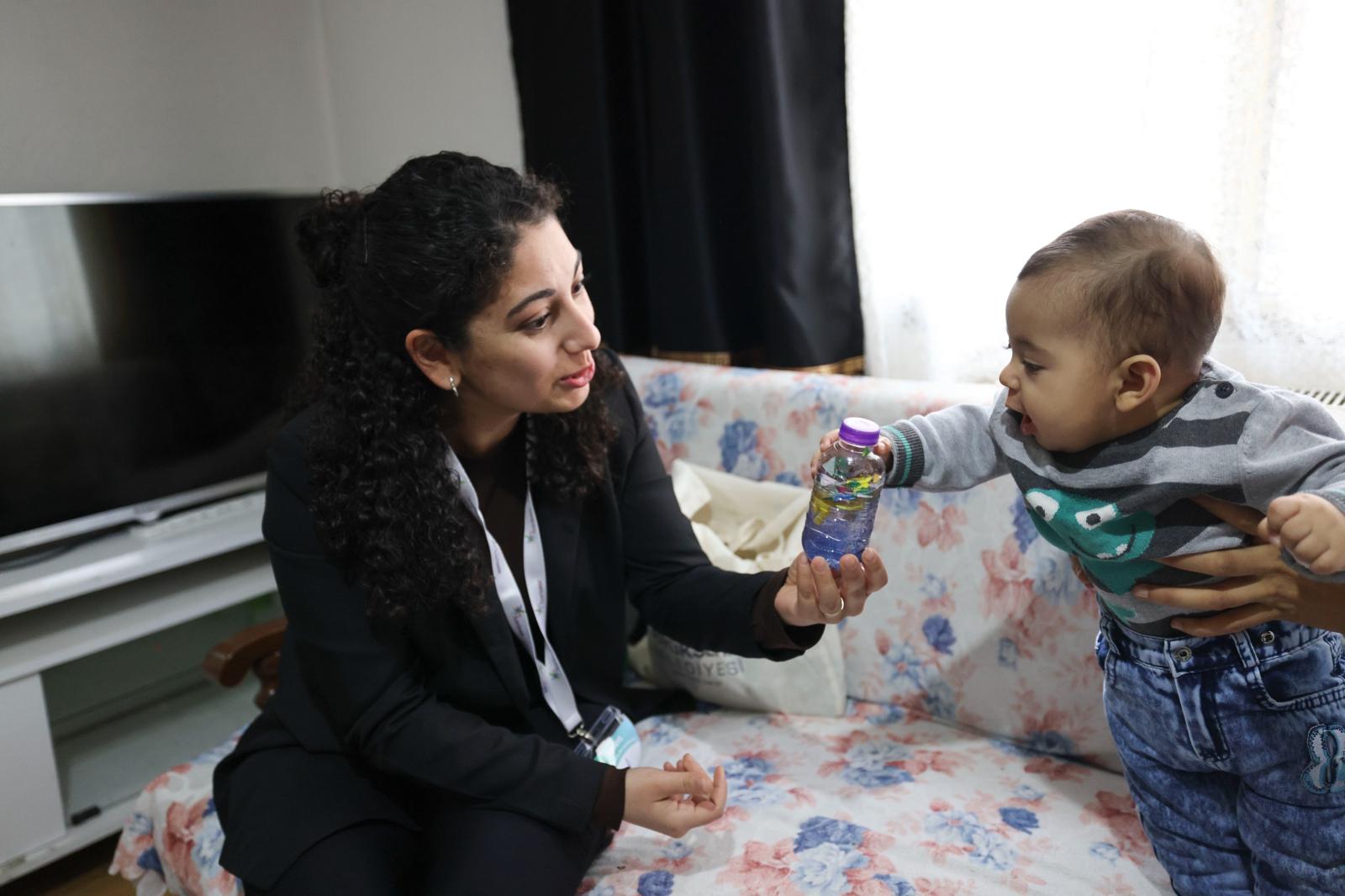 İzmirli yaşlılar, İzmir 95 projesiyle bebekler için geri dönüşümden oyuncaklar