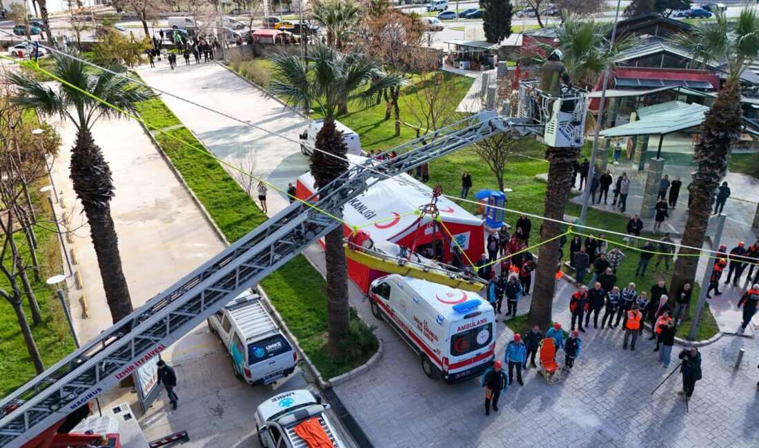 İzmir Bölge Adliye Mahkemesi'nde bomba ihbarı, tahliye ve kurtarma senaryolarının