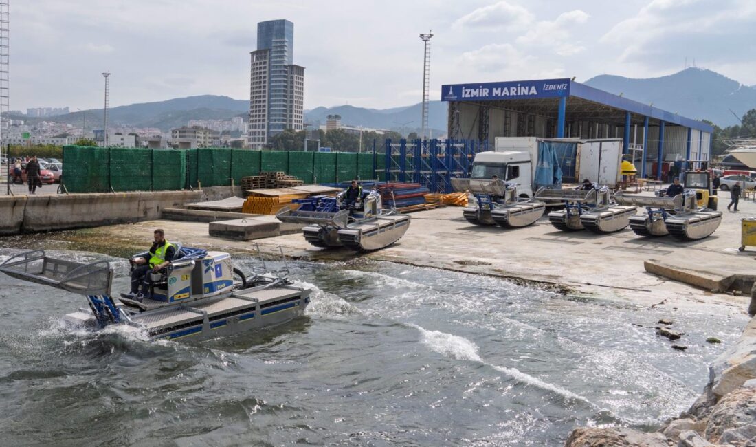 İZMİR KÖRFEZİ TEMİZLİĞİNE AMFİBİ TAKVİYE: 5 YENİ ARAÇ İzmir Körfezi'nde deniz marulu ile mücadele için 5 yeni amfibi