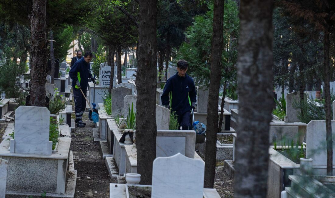 İzmir Büyükşehir Belediyesi 30 ilçedeki 2 bin 500 mezarlığı Ramazan