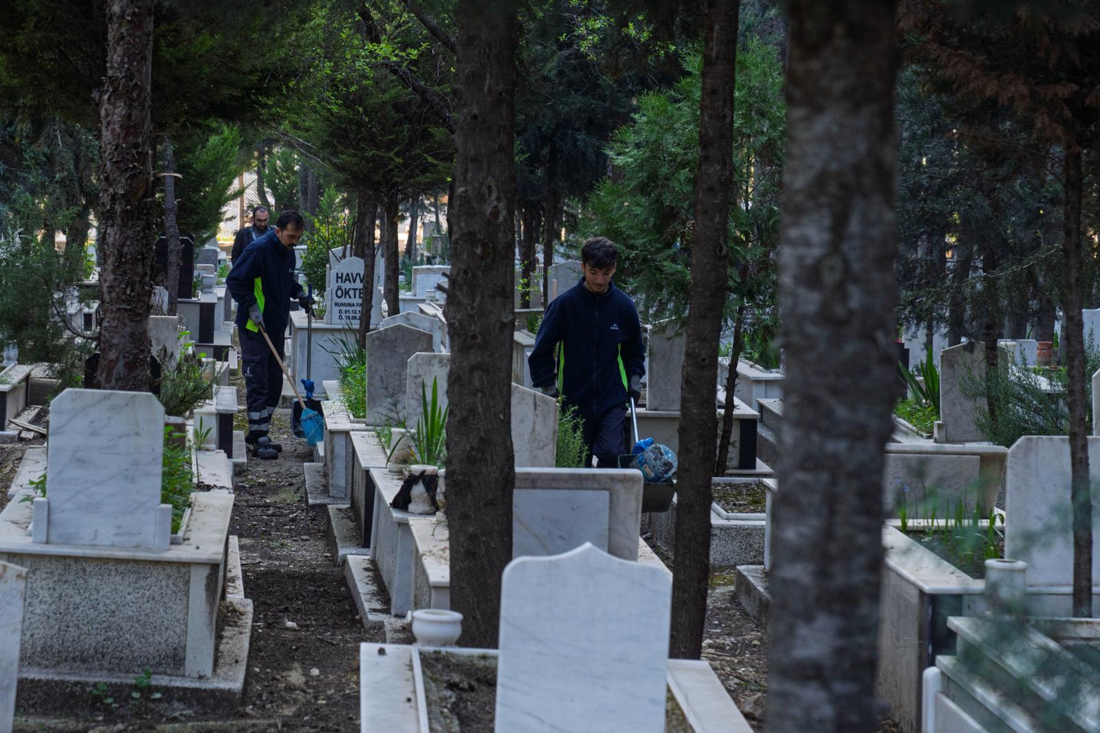 İzmir Büyükşehir Belediyesi 30 ilçedeki 2 bin 500 mezarlığı Ramazan