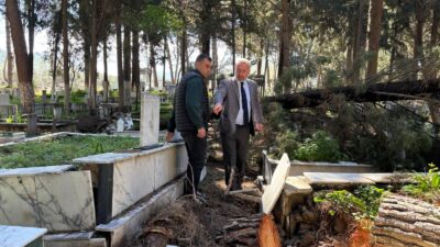İzmir’de fırtına ve şiddetli yağışın mezarlıklarda yol açtığı hasar gideriliyor.