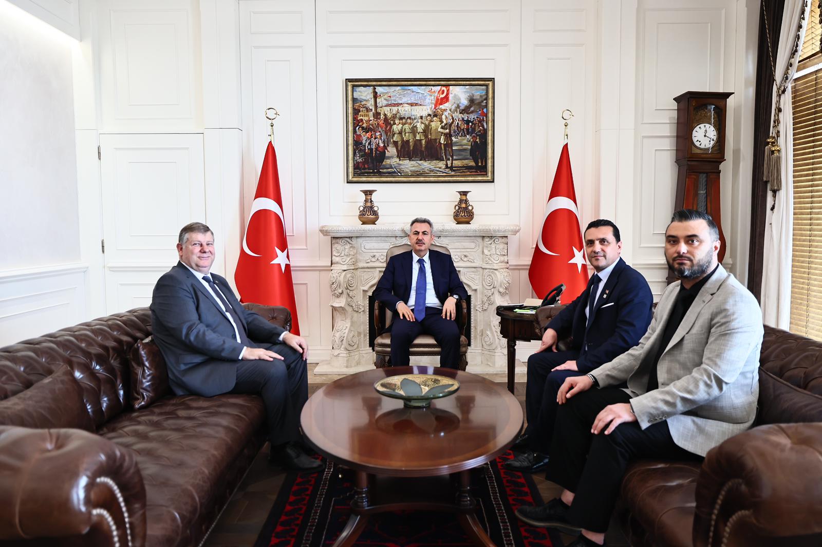 Vali Elban, İzmirli mobilyacıların tasarım kalitesinin bazı alanlarda İtalyanları geride