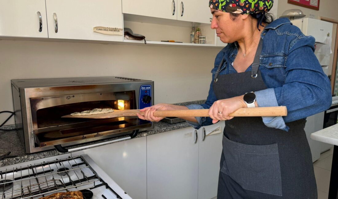 İzmir’de kursiyerler hazırladıkları Ramazan pidesi ve tatlılarını ihtiyaç sahipleriyle paylaşarak