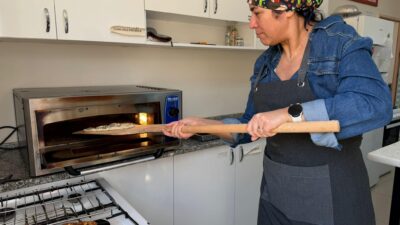 İzmir’de kursiyerler hazırladıkları Ramazan pidesi ve tatlılarını ihtiyaç sahipleriyle paylaşarak