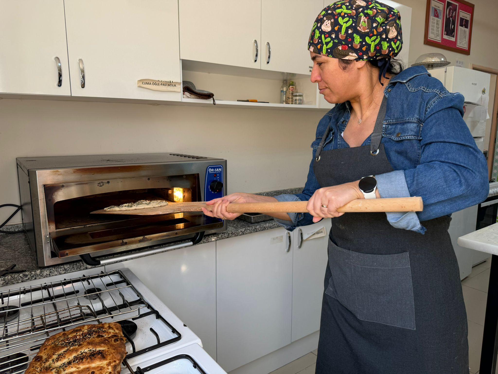 İzmir’de kursiyerler hazırladıkları Ramazan pidesi ve tatlılarını ihtiyaç sahipleriyle paylaşarak
