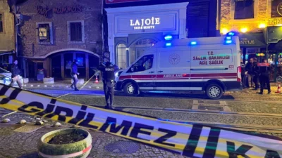 İzmit'te bir eğlence mekanı önünde araçtan açılan ateş sonucu 2