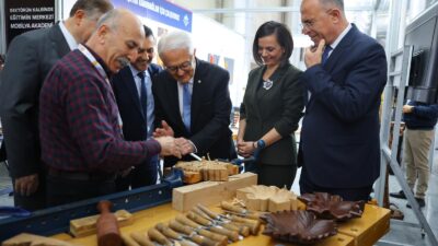 Karabağlar Belediyesi, İzmir Mobilya Fuarı'nda "Mobilya Akademi" ve usta ellerin