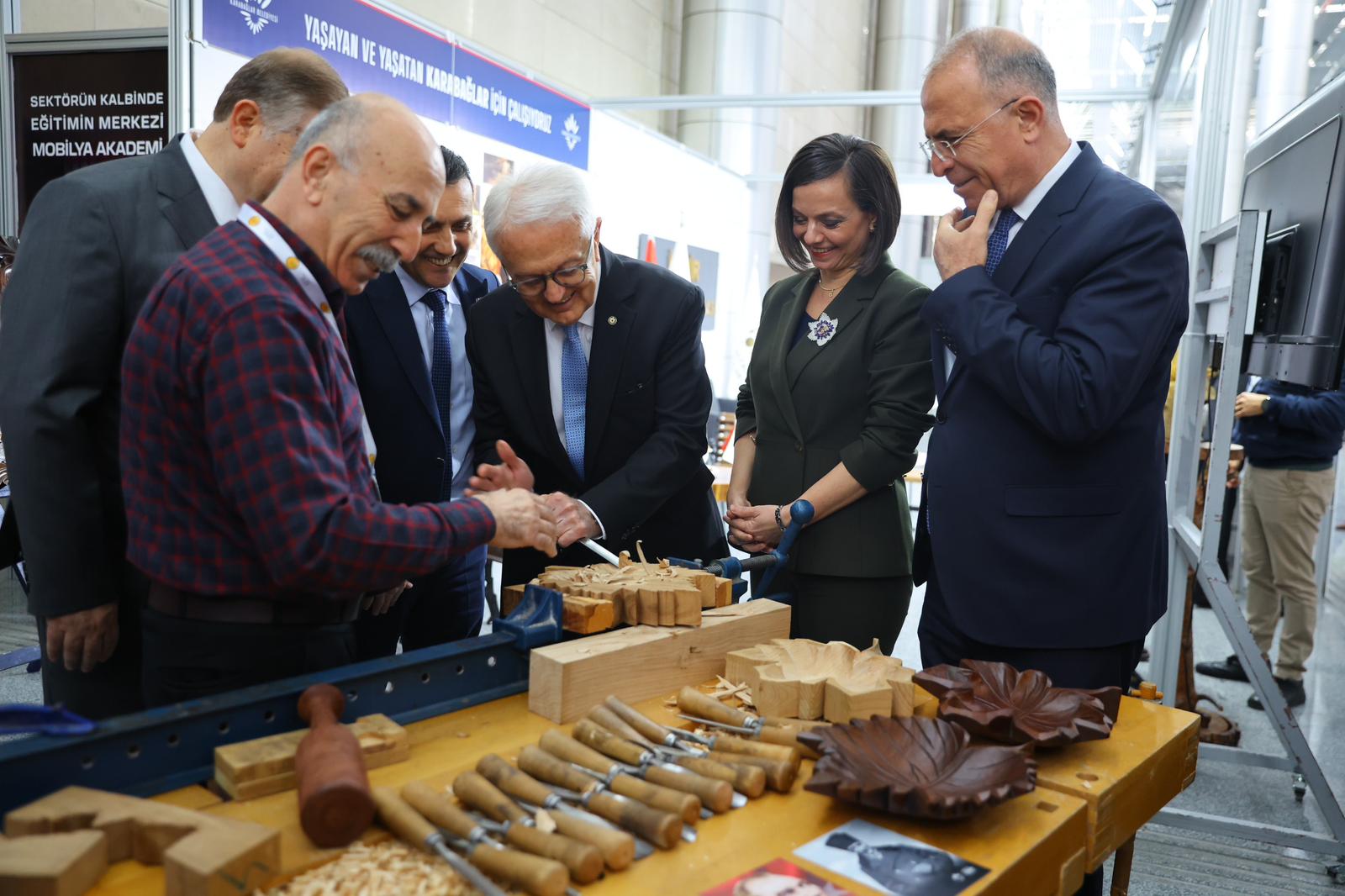 Karabağlar Belediyesi, İzmir Mobilya Fuarı'nda "Mobilya Akademi" ve usta ellerin