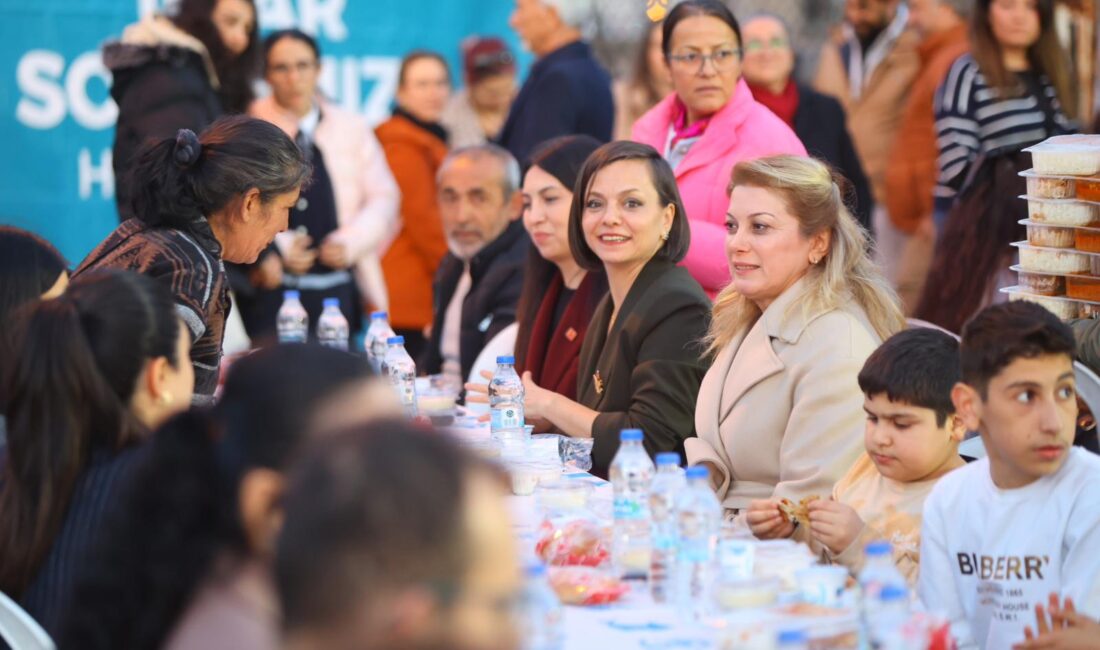 Karabağlar’da düzenlenen iftar programında Helil Kınay ve Asu Kaya vatandaşlarla
