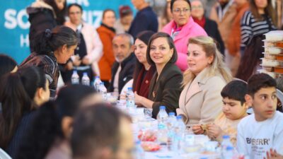 Karabağlar’da düzenlenen iftar programında Helil Kınay ve Asu Kaya vatandaşlarla