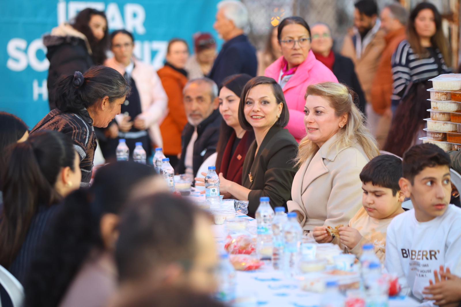 Karabağlar’da düzenlenen iftar programında Helil Kınay ve Asu Kaya vatandaşlarla
