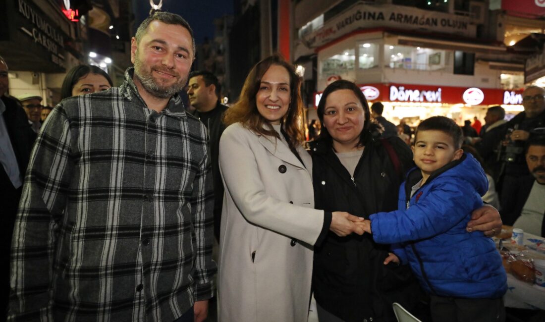 Karşıyaka Çarşı’da 5 Bin Kişilik Dev İftar Sofrası Kuruldu Karşıyaka Belediyesi Kadir Gecesi'nde 5 bin kişiyi aynı sofrada buluşturdu.