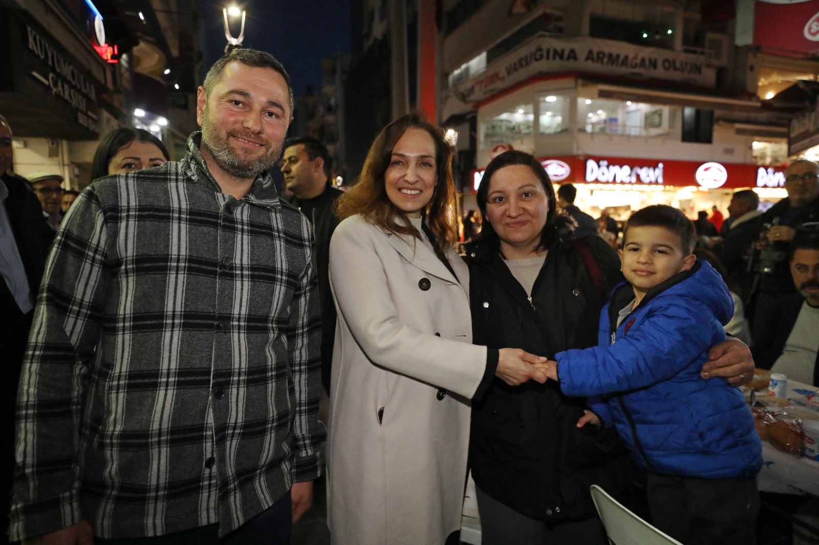 Karşıyaka Belediyesi Kadir Gecesi'nde 5 bin kişiyi aynı sofrada buluşturdu.